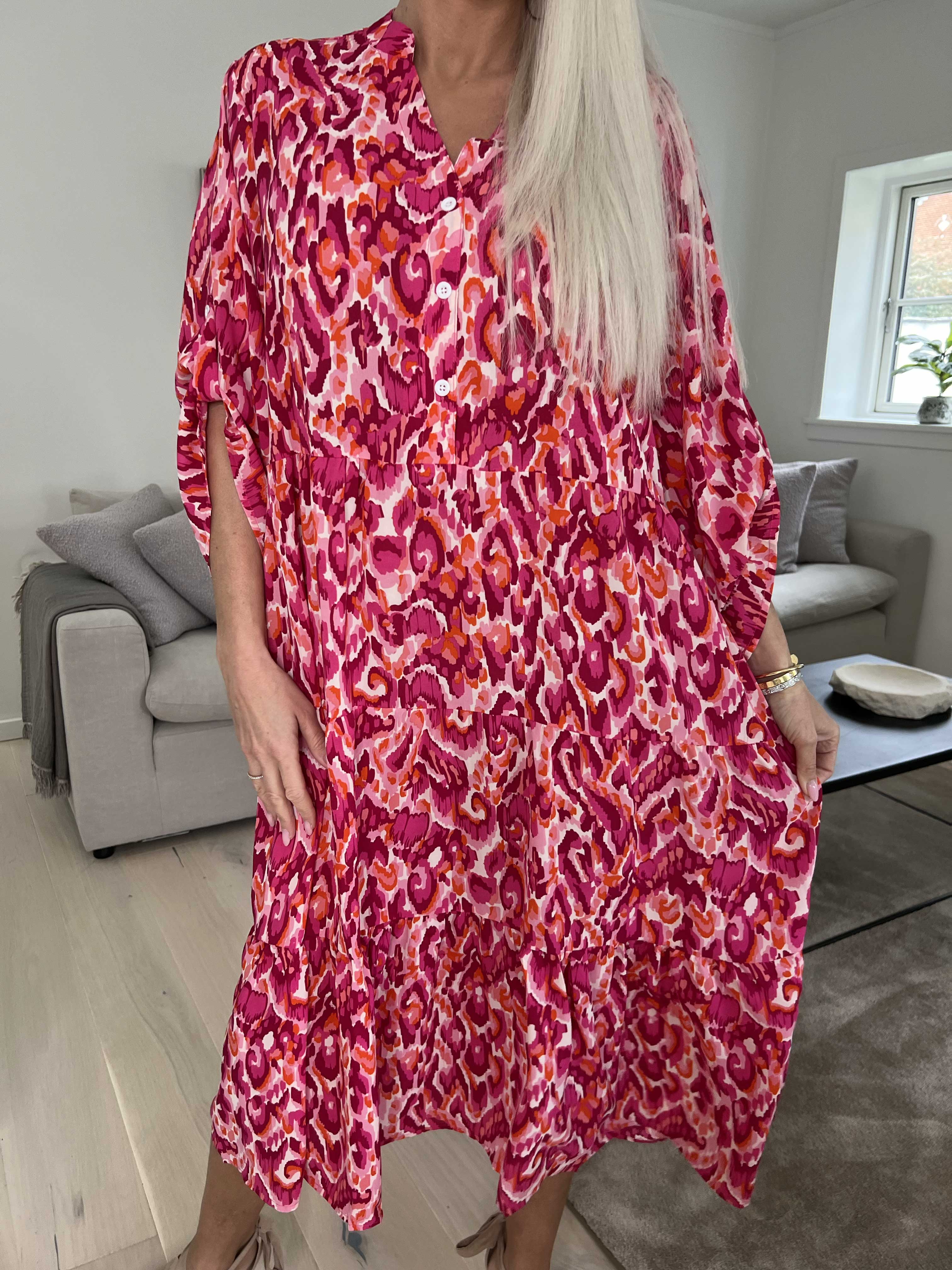 Lia - Mönstrad färgad klänning med lager-på-lager-look